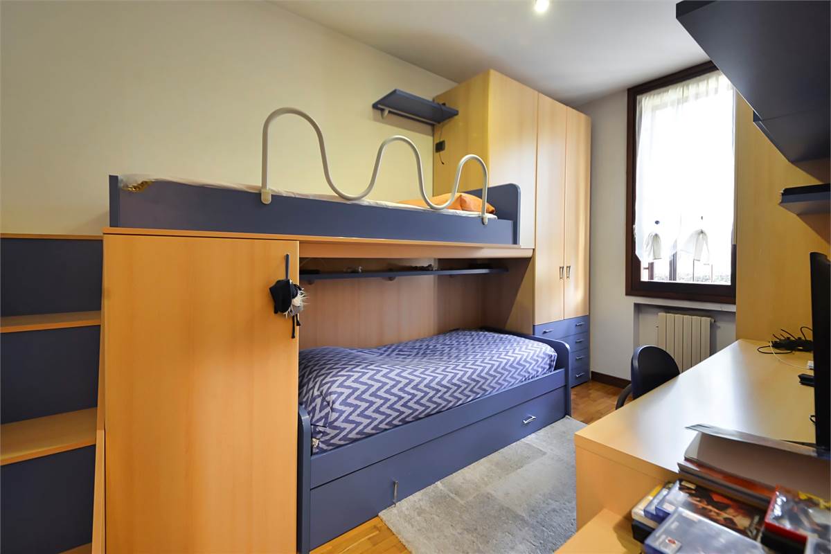 LURAGO ERBA TRELOCALI CON TAVERNA