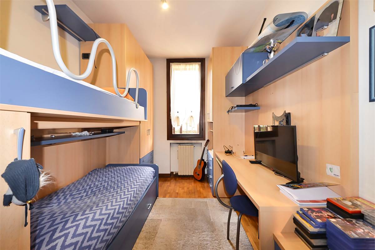 LURAGO ERBA TRELOCALI CON TAVERNA