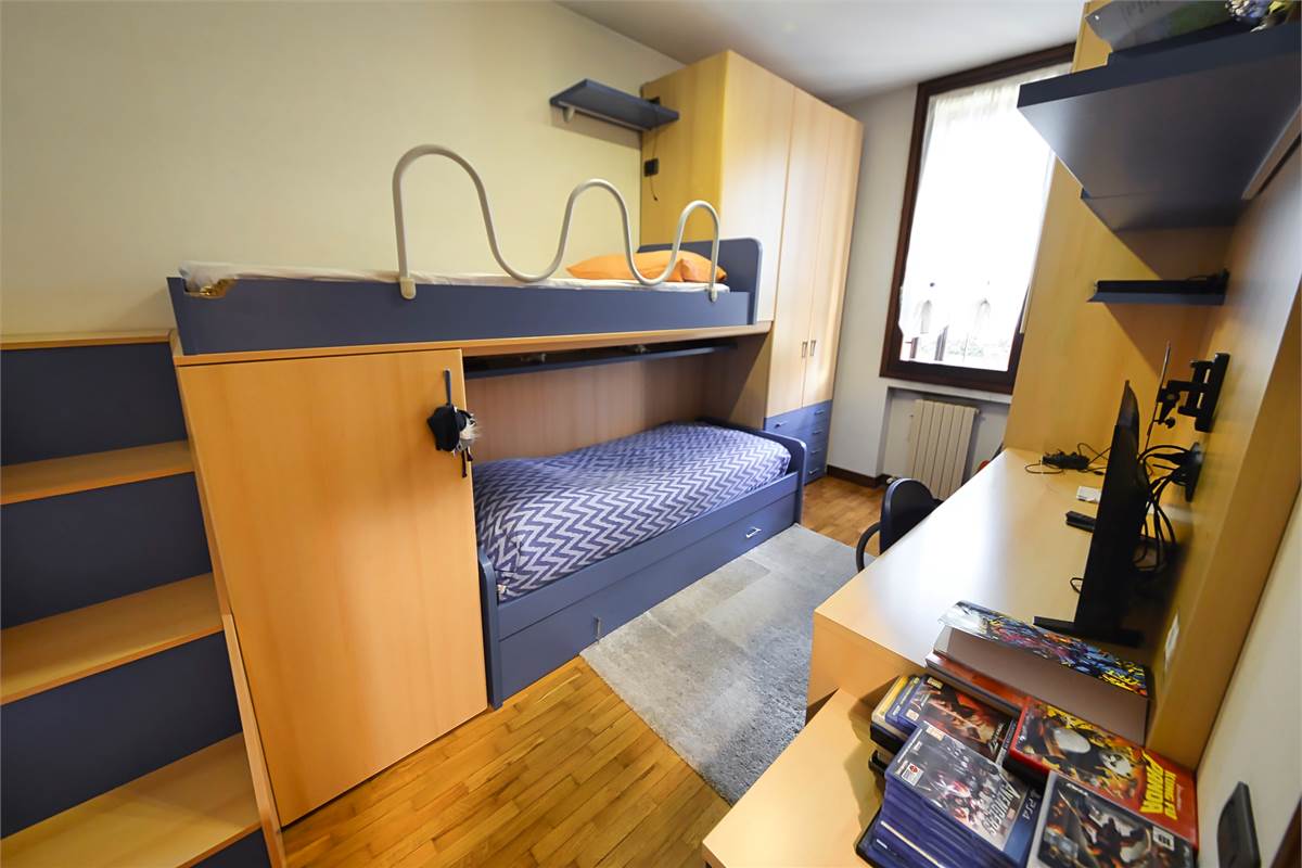 LURAGO ERBA TRELOCALI CON TAVERNA