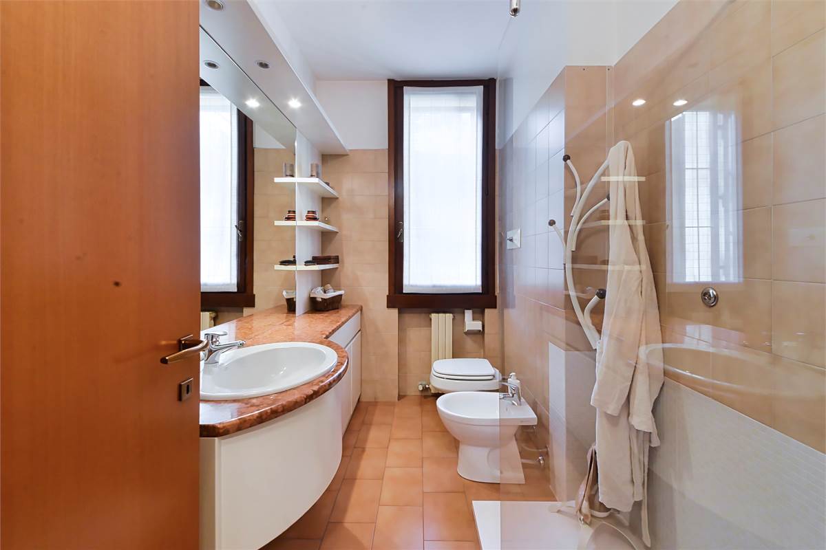 LURAGO ERBA TRELOCALI CON TAVERNA