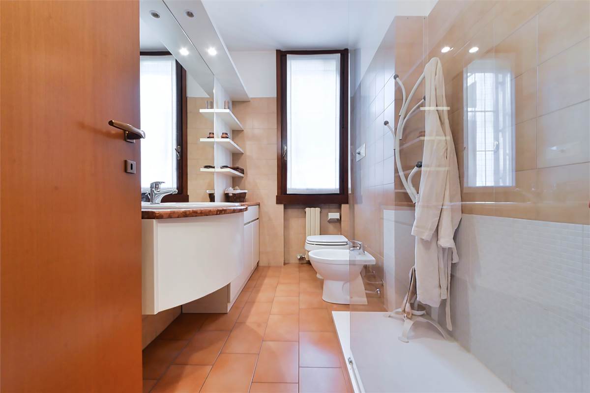 LURAGO ERBA TRELOCALI CON TAVERNA