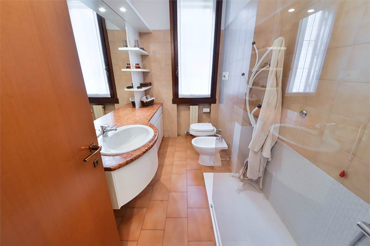 LURAGO ERBA TRELOCALI CON TAVERNA