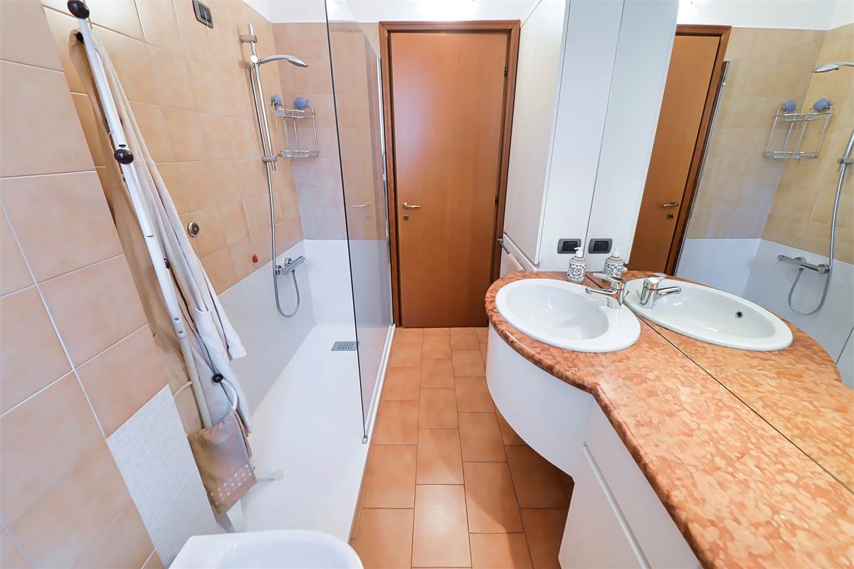 LURAGO ERBA TRELOCALI CON TAVERNA