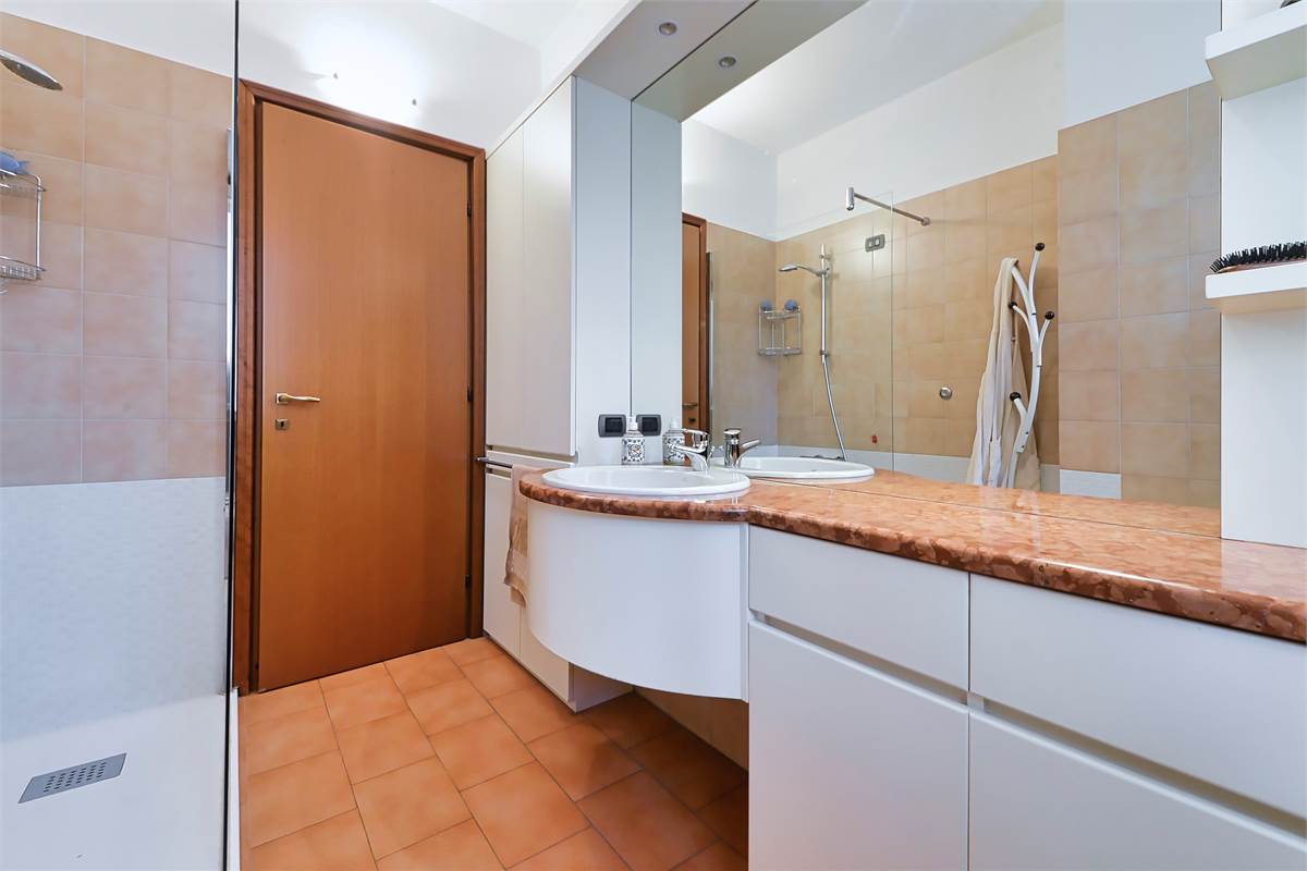 LURAGO ERBA TRELOCALI CON TAVERNA