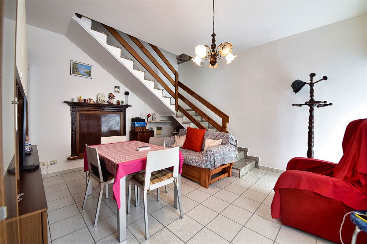 OLTRONA SAN MAMETE PORZIONE DI CASA IN CORTE CON BOX