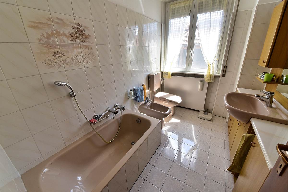 OLTRONA SAN MAMETE PORZIONE DI CASA IN CORTE CON BOX