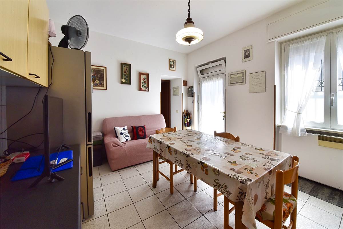 OLTRONA SAN MAMETE PORZIONE DI CASA IN CORTE CON BOX