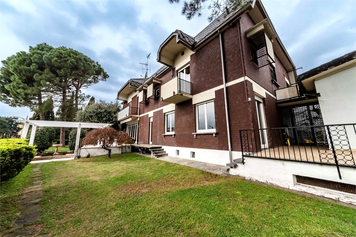 INVERIGO GRANDE VILLA SINGOLA CON PISCINA 