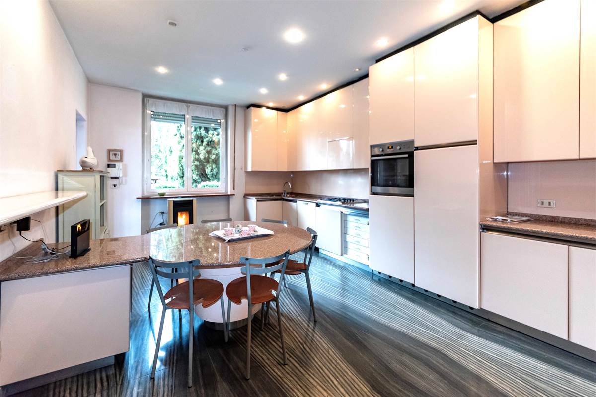 INVERIGO GRANDE VILLA SINGOLA CON PISCINA 