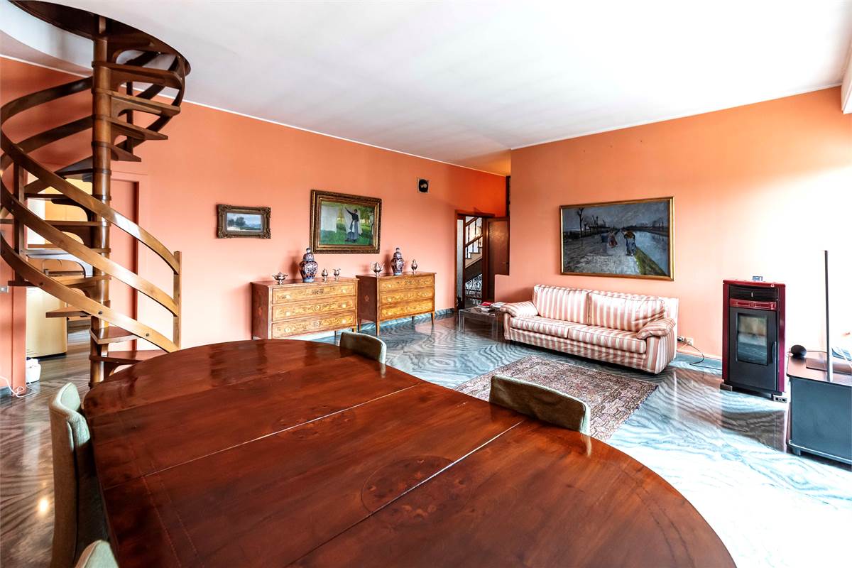 INVERIGO GRANDE VILLA SINGOLA CON PISCINA 