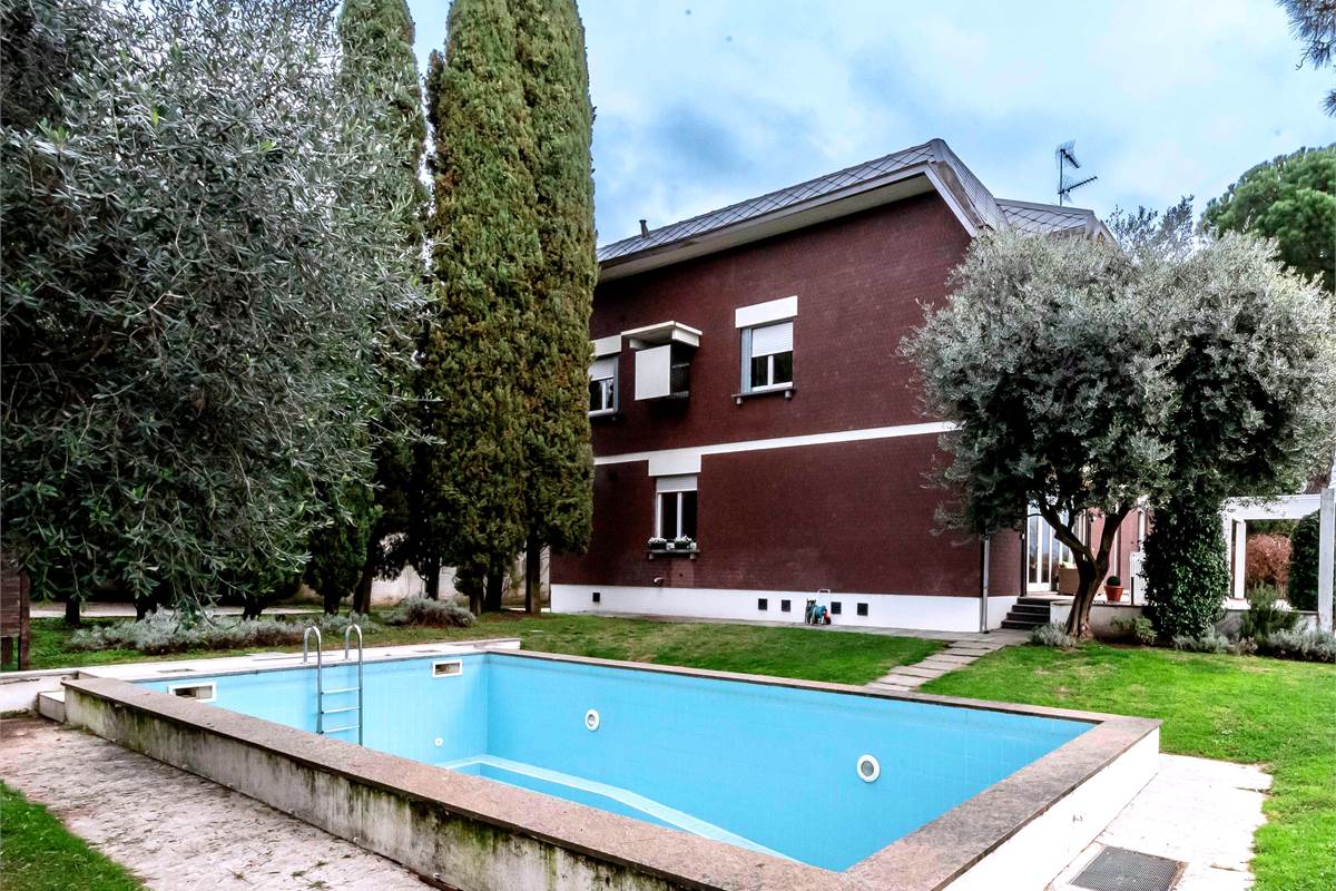 INVERIGO GRANDE VILLA SINGOLA CON PISCINA 