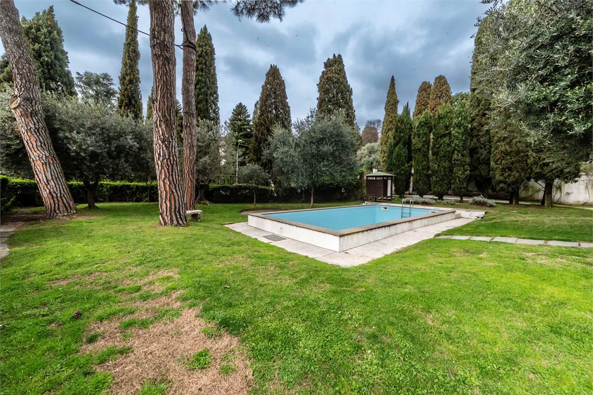 INVERIGO GRANDE VILLA SINGOLA CON PISCINA 