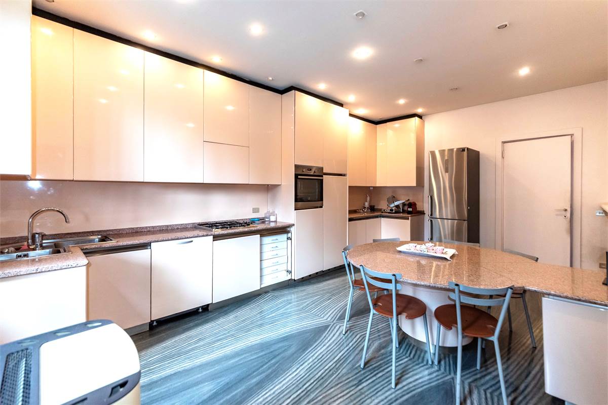 INVERIGO GRANDE VILLA SINGOLA CON PISCINA 