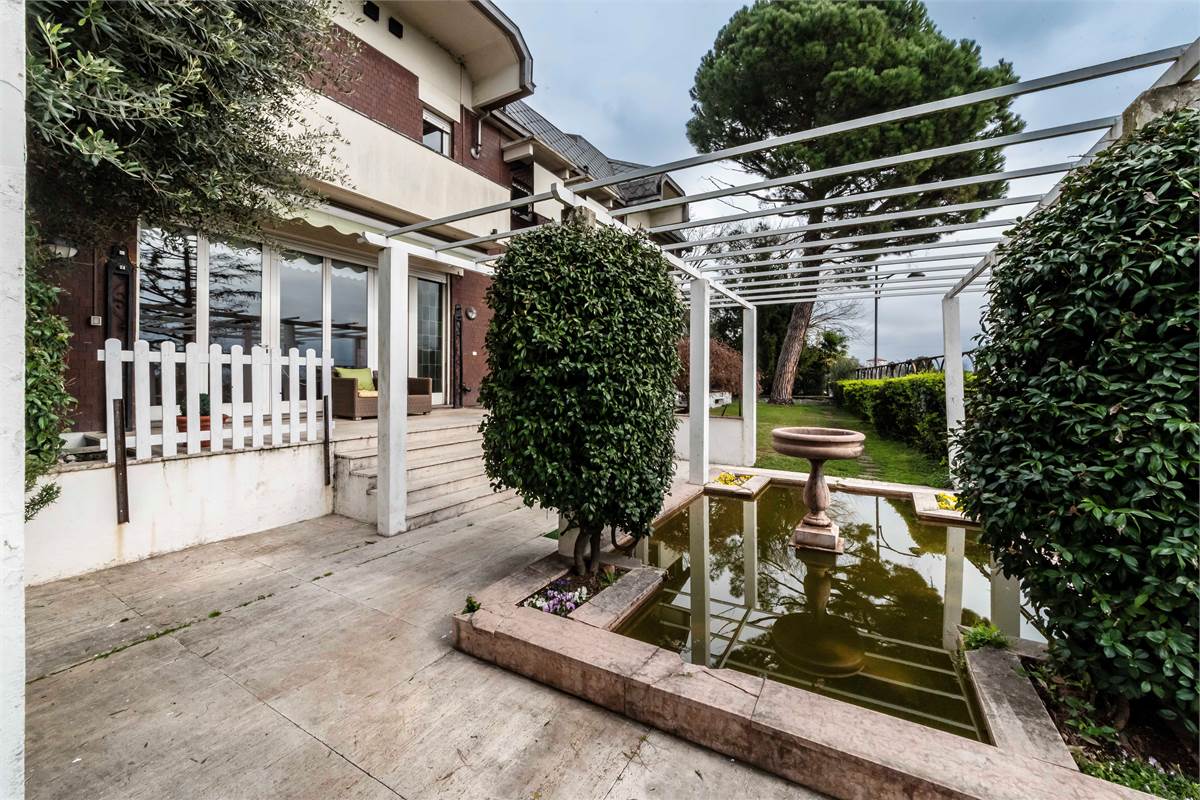 INVERIGO GRANDE VILLA SINGOLA CON PISCINA 