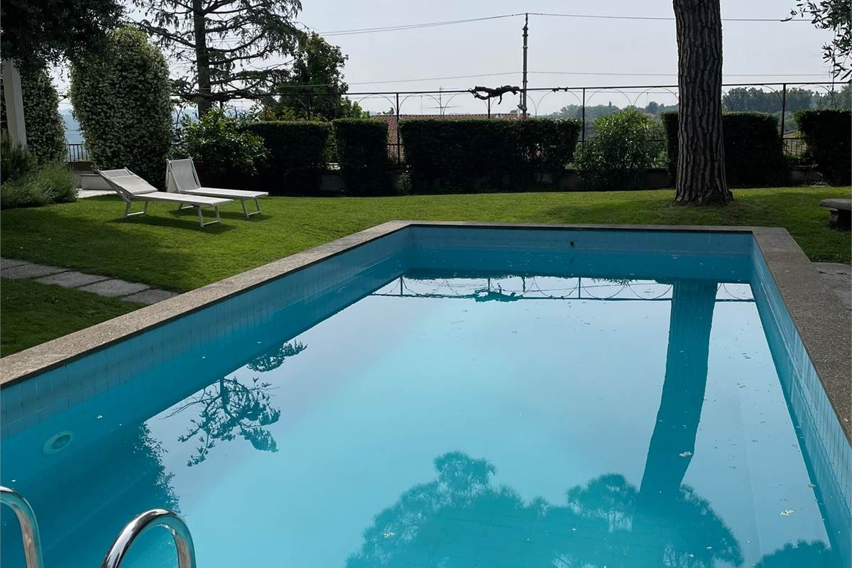 INVERIGO GRANDE VILLA SINGOLA CON PISCINA 