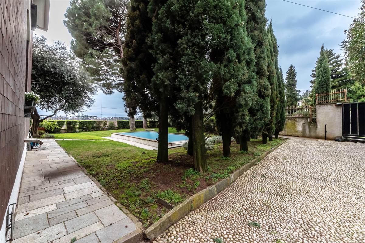 INVERIGO GRANDE VILLA SINGOLA CON PISCINA 