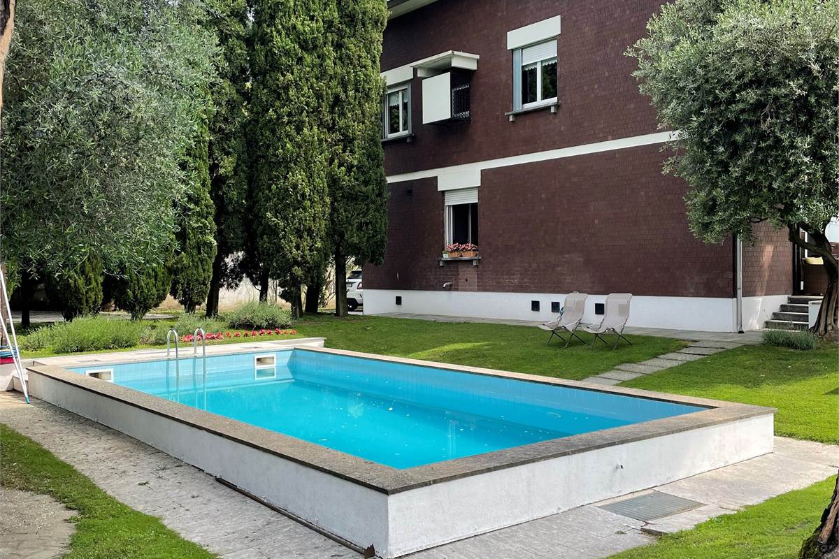 INVERIGO GRANDE VILLA SINGOLA CON PISCINA 