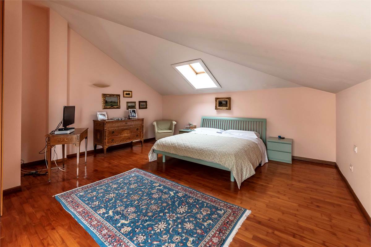 INVERIGO GRANDE VILLA SINGOLA CON PISCINA 