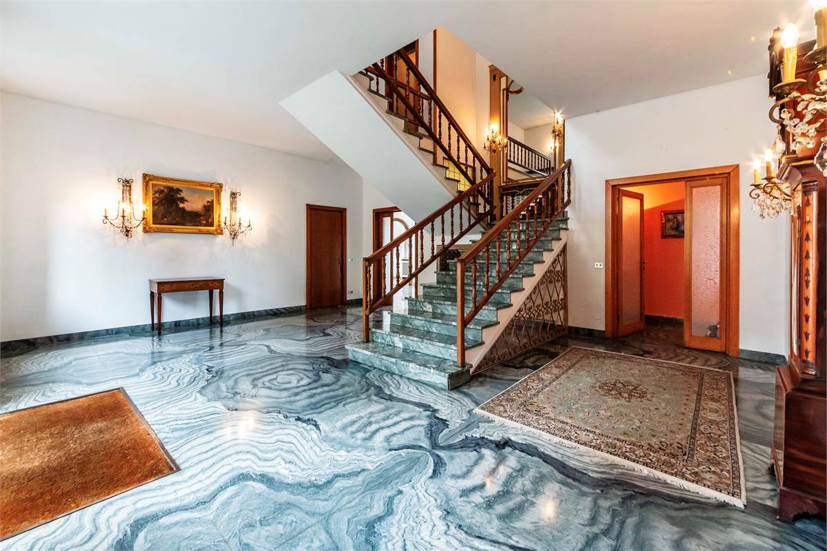 INVERIGO GRANDE VILLA SINGOLA CON PISCINA 