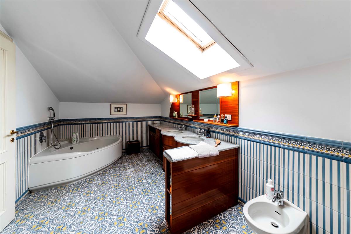 INVERIGO GRANDE VILLA SINGOLA CON PISCINA 