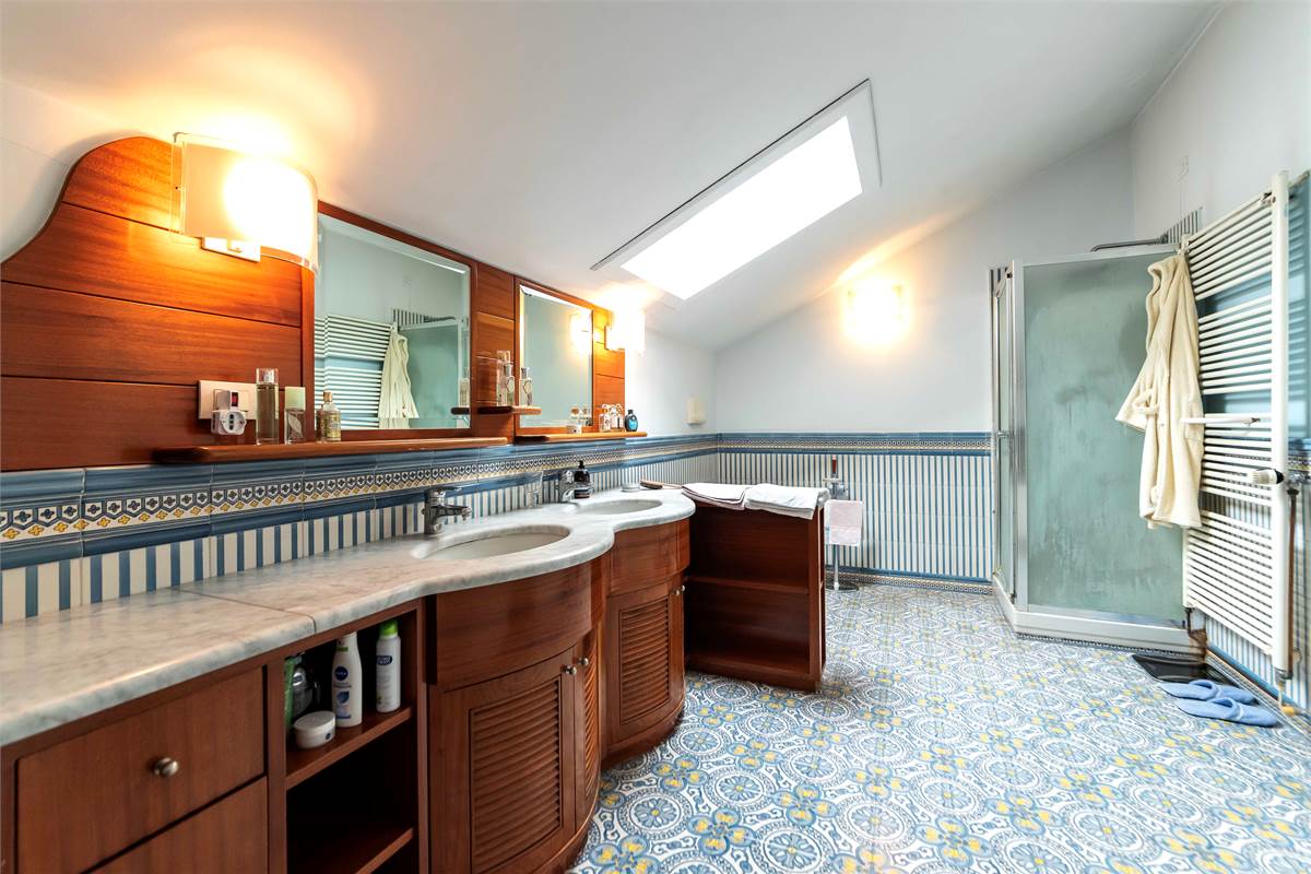 INVERIGO GRANDE VILLA SINGOLA CON PISCINA 