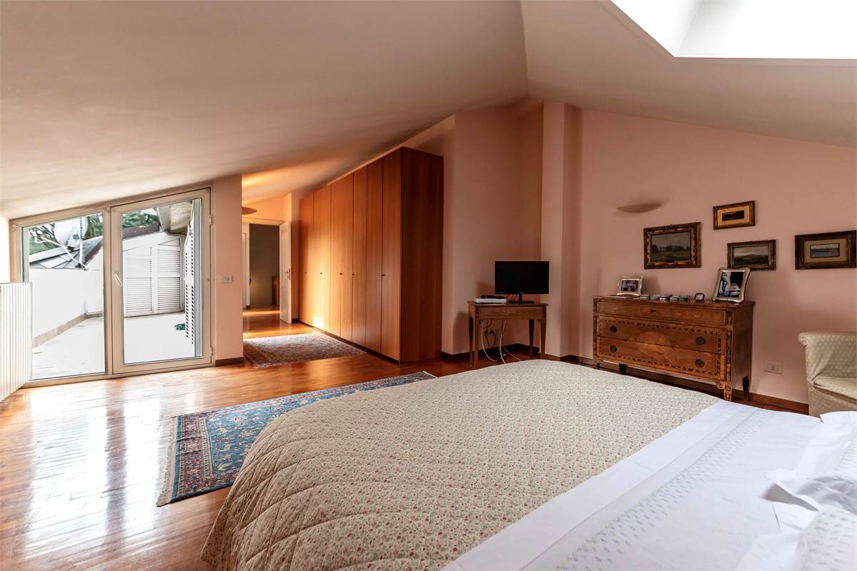 INVERIGO GRANDE VILLA SINGOLA CON PISCINA 