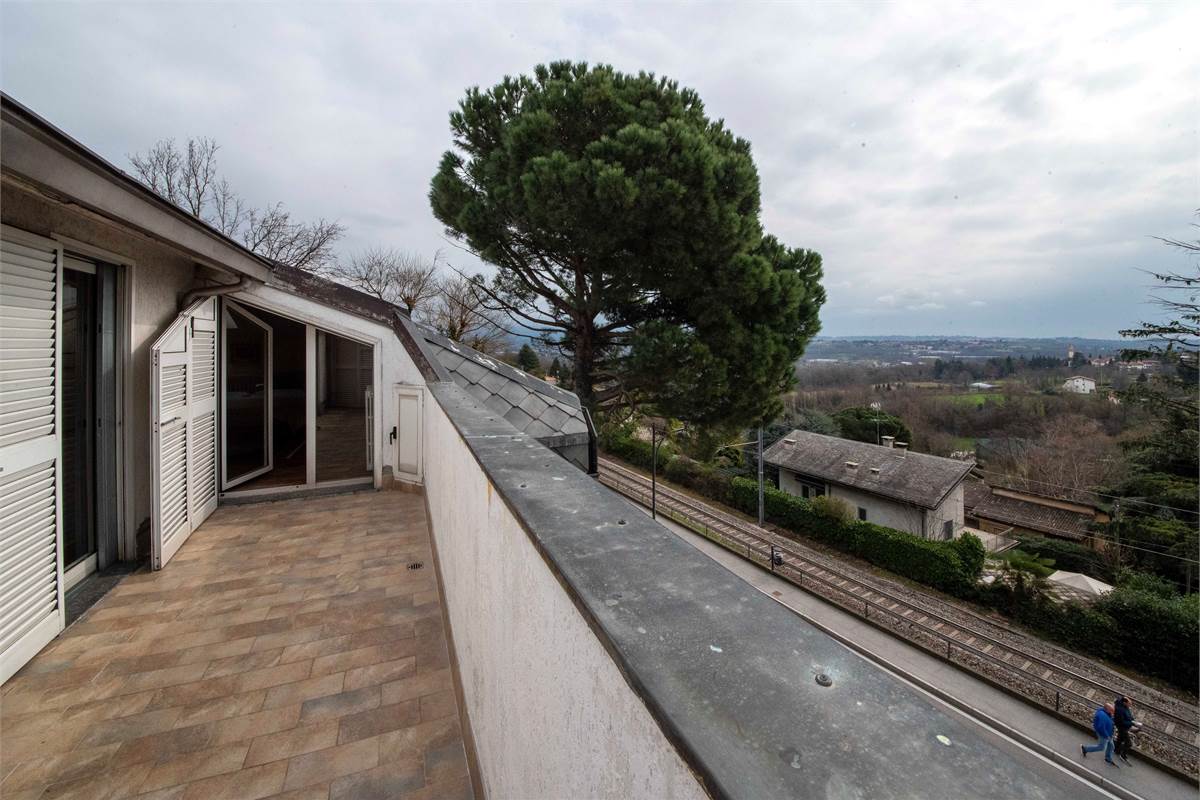 INVERIGO GRANDE VILLA SINGOLA CON PISCINA 