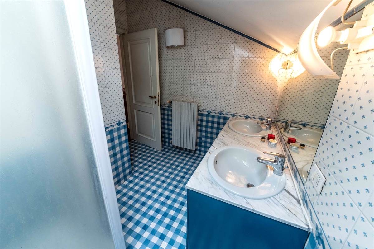 INVERIGO GRANDE VILLA SINGOLA CON PISCINA 