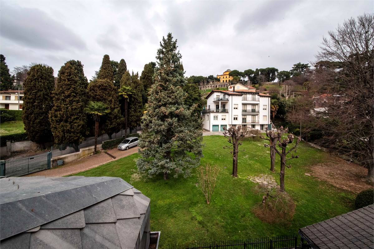 INVERIGO GRANDE VILLA SINGOLA CON PISCINA 