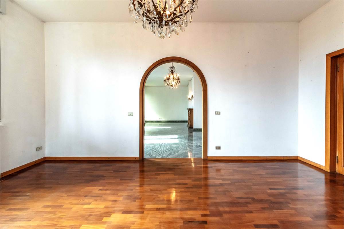 INVERIGO GRANDE VILLA SINGOLA CON PISCINA 