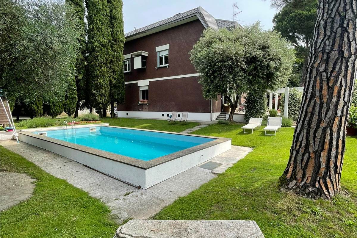 INVERIGO GRANDE VILLA SINGOLA CON PISCINA 