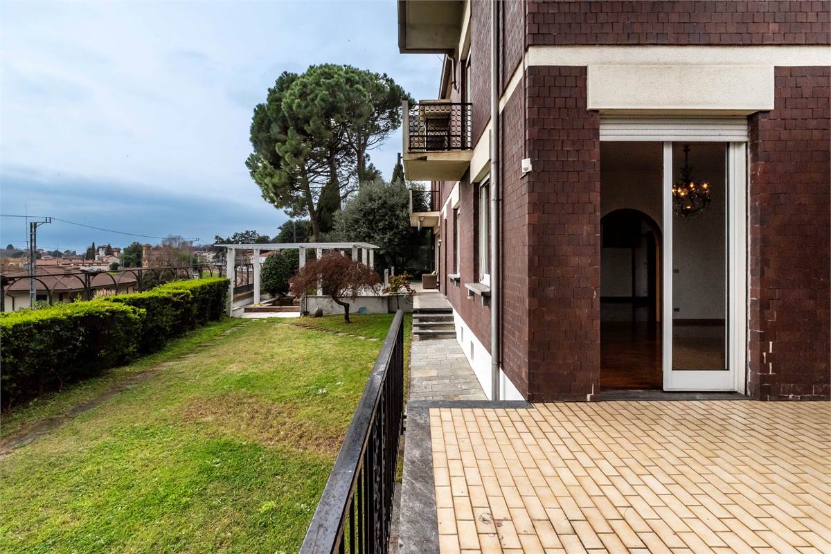 INVERIGO GRANDE VILLA SINGOLA CON PISCINA 