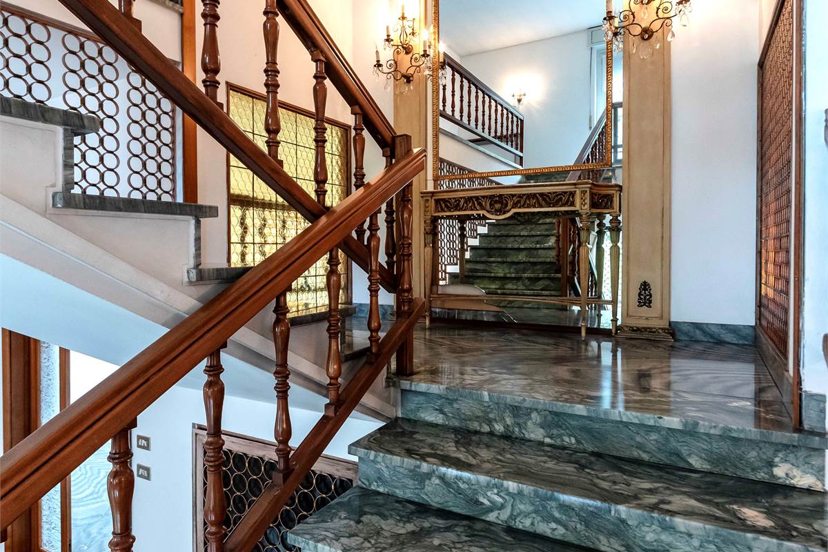 INVERIGO GRANDE VILLA SINGOLA CON PISCINA 