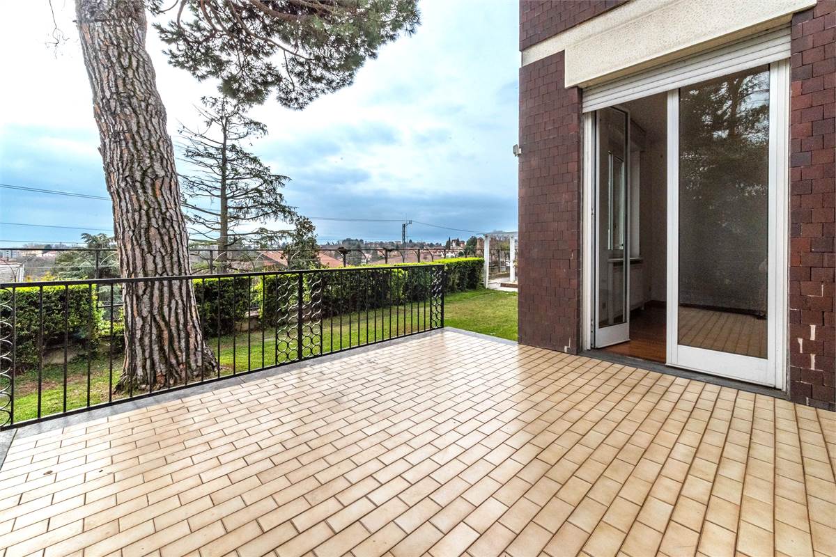 INVERIGO GRANDE VILLA SINGOLA CON PISCINA 