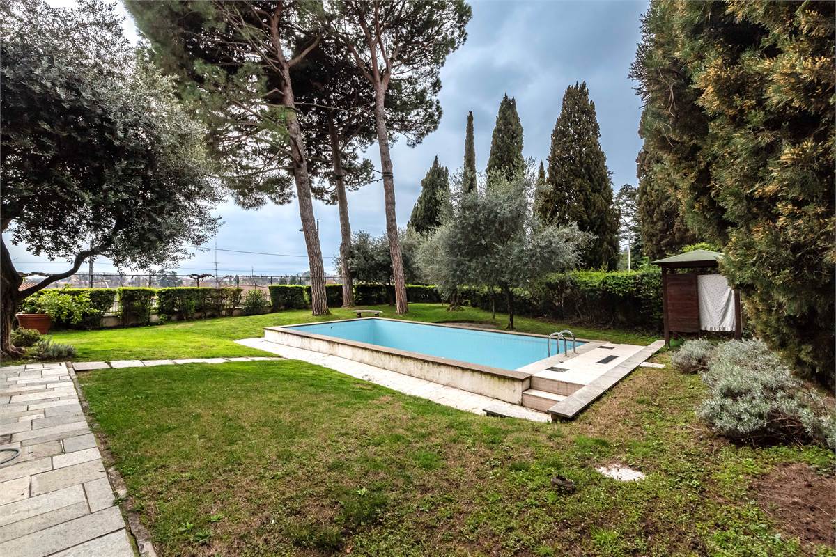 INVERIGO GRANDE VILLA SINGOLA CON PISCINA 