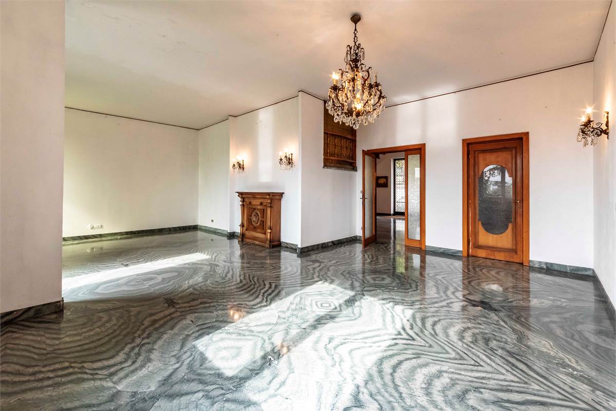 INVERIGO GRANDE VILLA SINGOLA CON PISCINA 