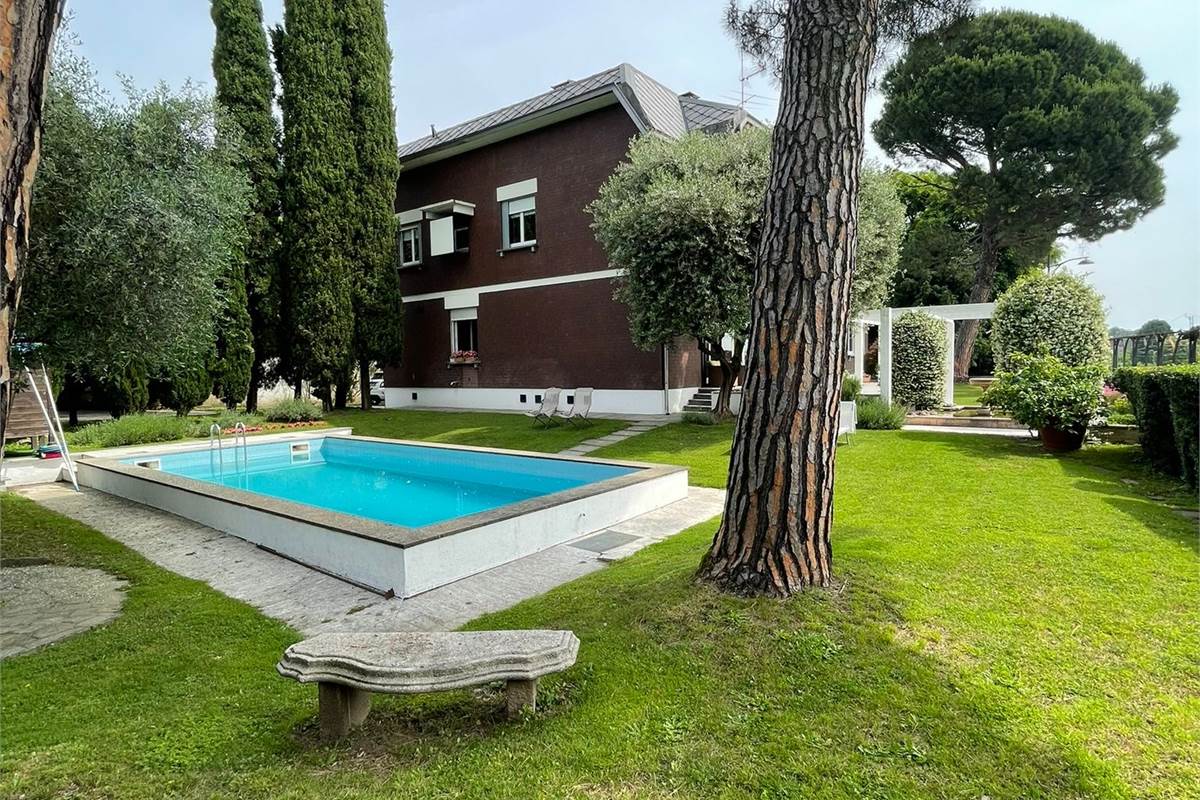 INVERIGO GRANDE VILLA SINGOLA CON PISCINA 