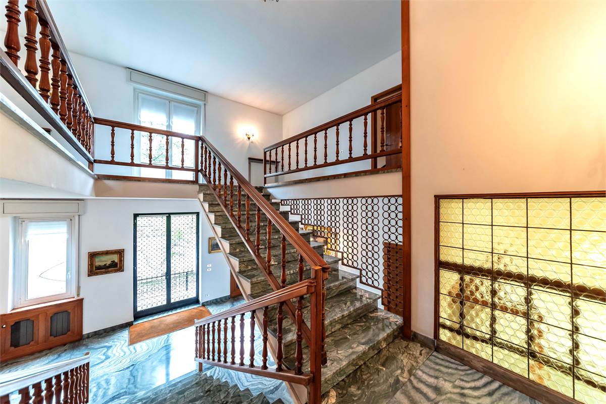 INVERIGO GRANDE VILLA SINGOLA CON PISCINA 