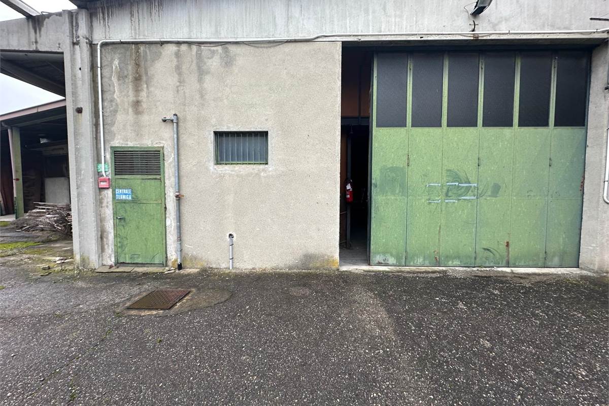 CAPANNONE COMMERCIALE/PRODUTTIVO CON AREA ESTERNA