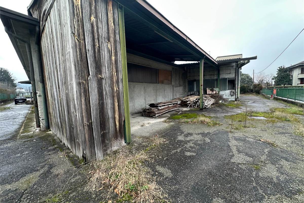 CAPANNONE COMMERCIALE/PRODUTTIVO CON AREA ESTERNA