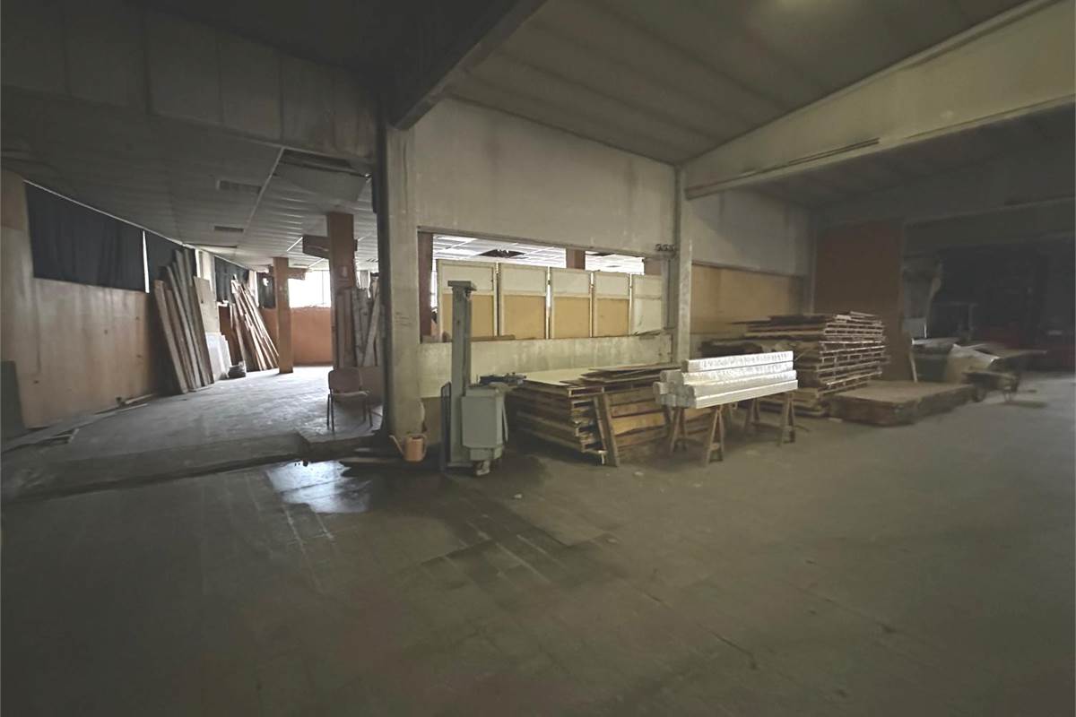 CAPANNONE COMMERCIALE/PRODUTTIVO CON AREA ESTERNA