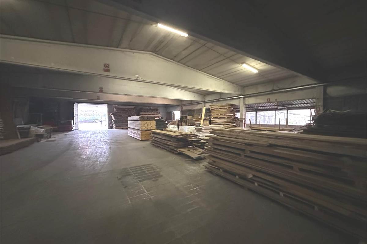 CAPANNONE COMMERCIALE/PRODUTTIVO CON AREA ESTERNA