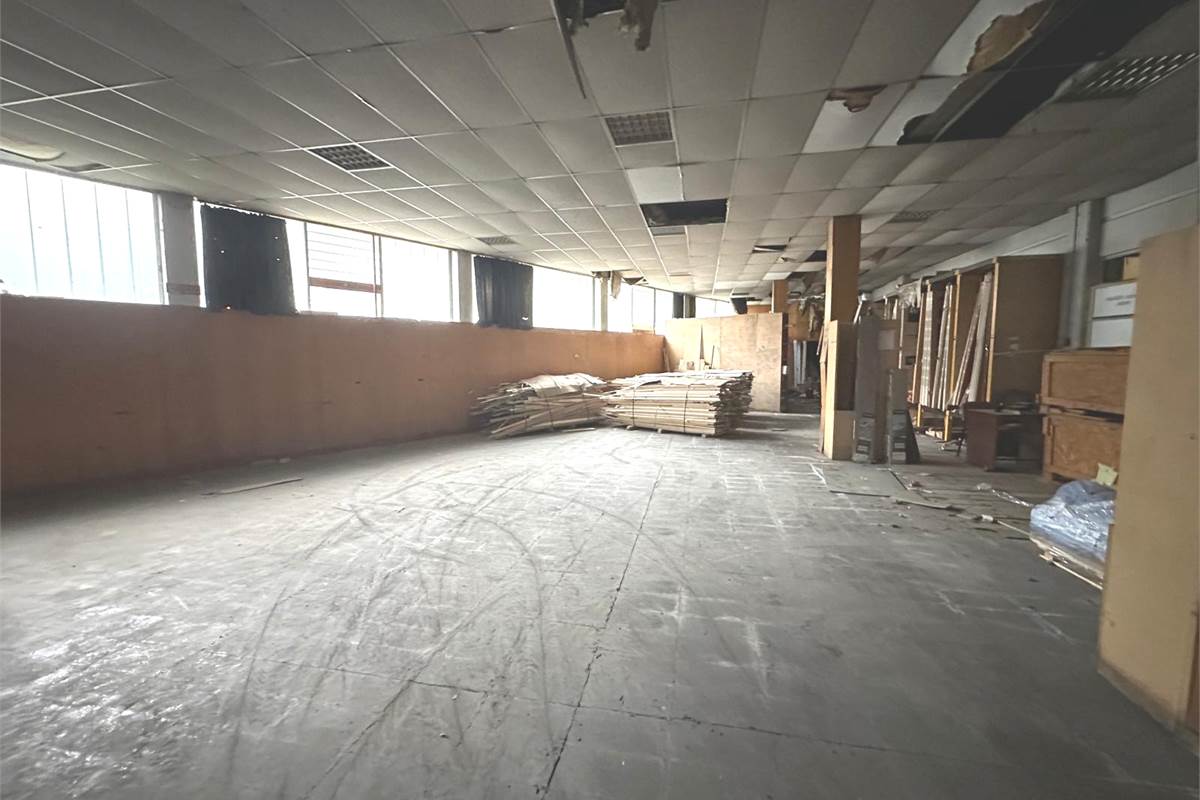 CAPANNONE COMMERCIALE/PRODUTTIVO CON AREA ESTERNA