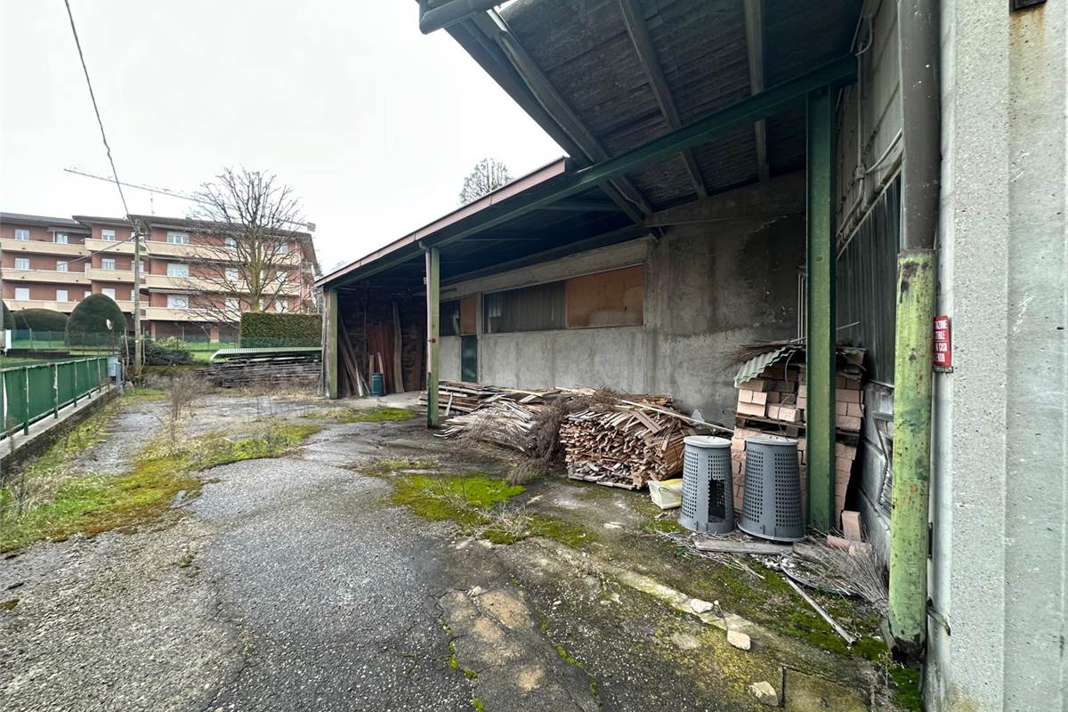 CAPANNONE COMMERCIALE/PRODUTTIVO CON AREA ESTERNA