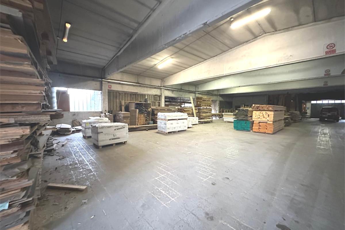 CAPANNONE COMMERCIALE/PRODUTTIVO CON AREA ESTERNA