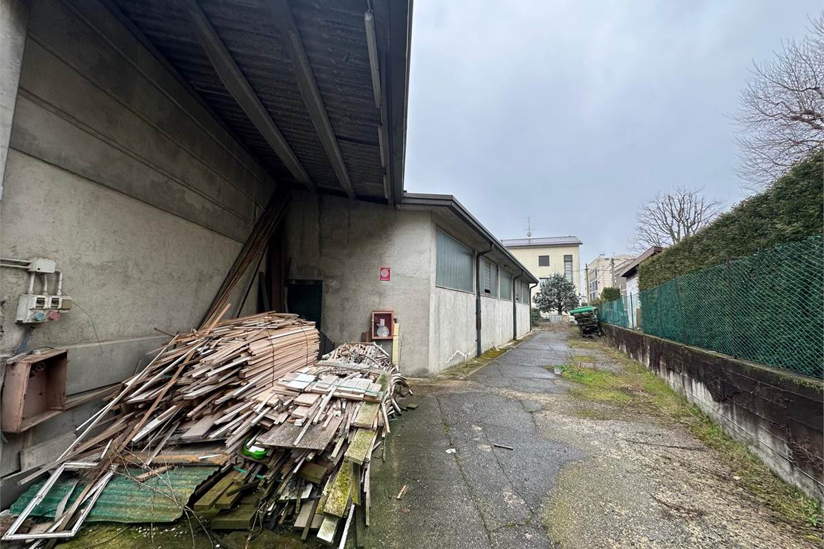 CAPANNONE COMMERCIALE/PRODUTTIVO CON AREA ESTERNA