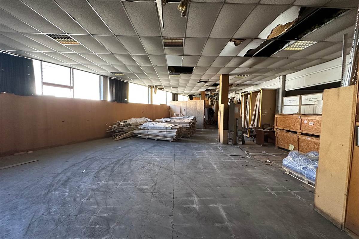 CAPANNONE COMMERCIALE/PRODUTTIVO CON AREA ESTERNA