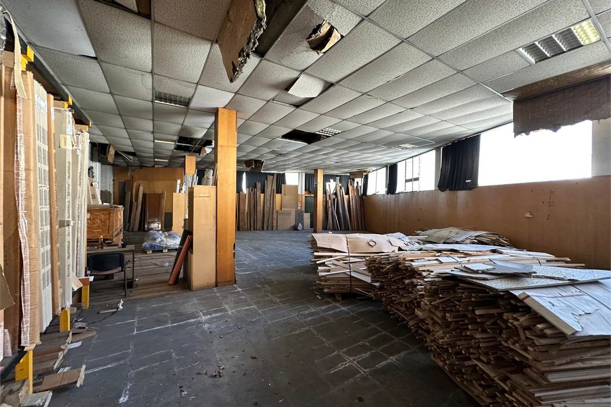 CAPANNONE COMMERCIALE/PRODUTTIVO CON AREA ESTERNA