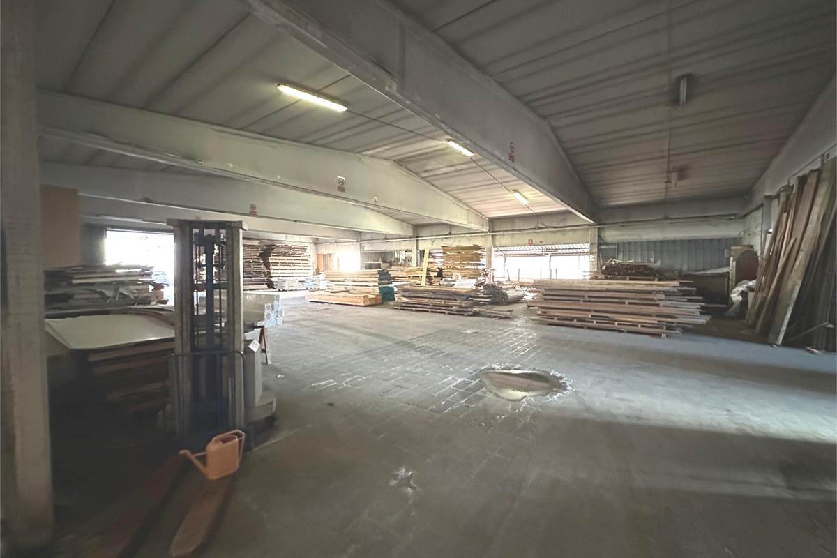 CAPANNONE COMMERCIALE/PRODUTTIVO CON AREA ESTERNA