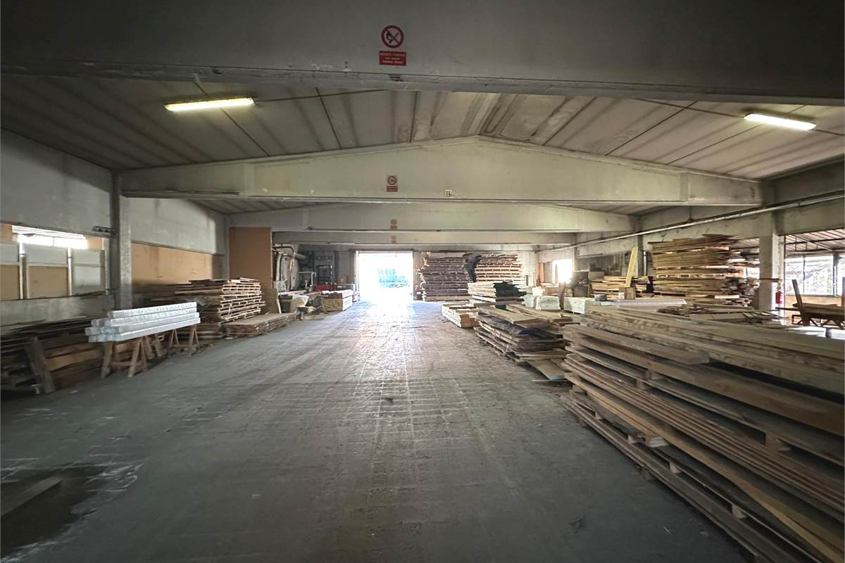 CAPANNONE COMMERCIALE/PRODUTTIVO CON AREA ESTERNA